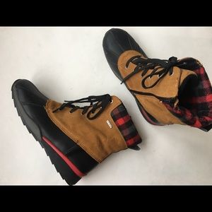Cougar Totem Womens Plaid size 9 snow boots